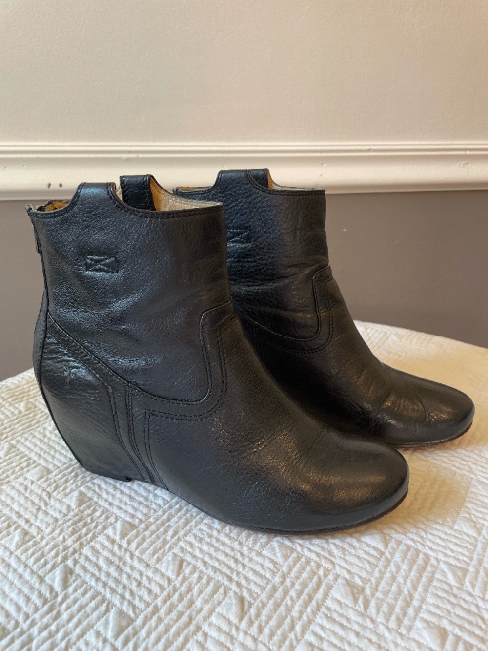 Frye Carson black leather wedge ankle bootie with rear zipper size 9.5
